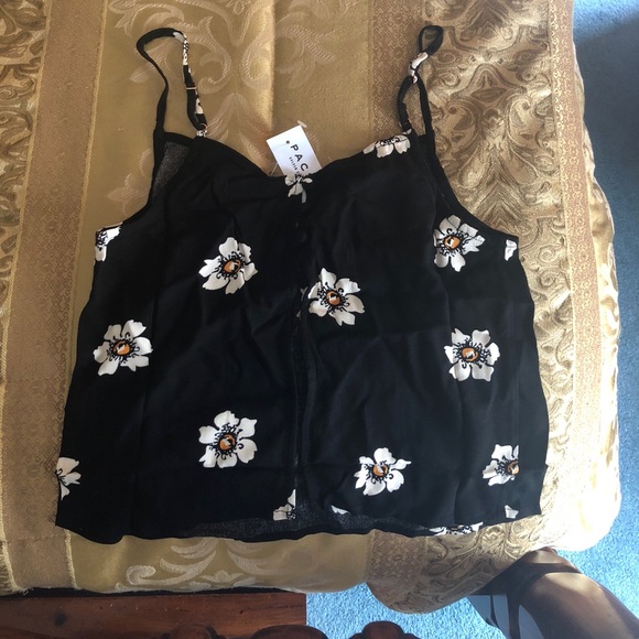Cute Floral Button Back Top - Picture 4 of 4